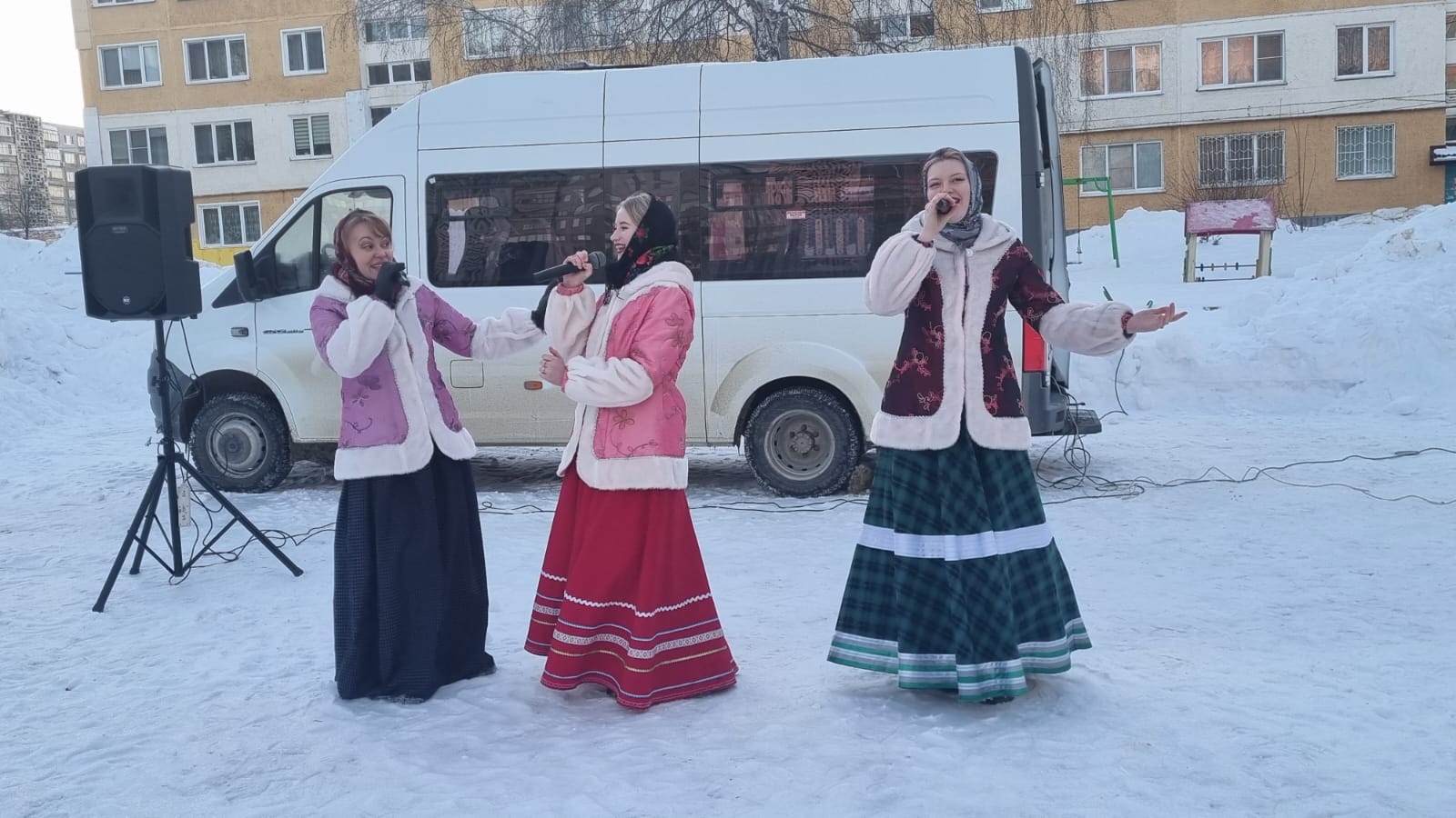 Жители Пролетарского района продолжают отмечать праздники дворов