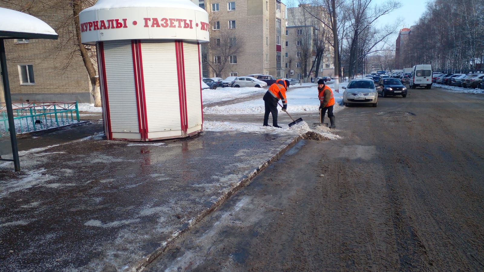  В Саранске продолжаются уборка дорог и тротуаров от снега и обработка противогололедными материалами