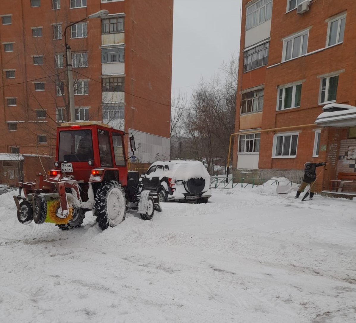 В Пролетарском районе продолжаются работы по уборке дворовых территорий