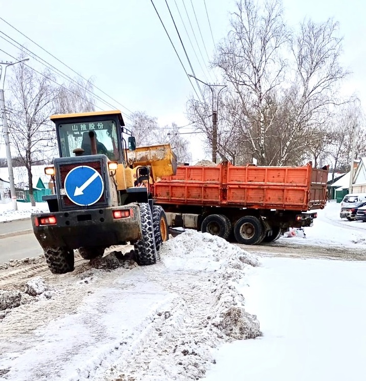 В Саранске коммунальные службы продолжают работы по уборке городских улиц и дорог от снега и наледи