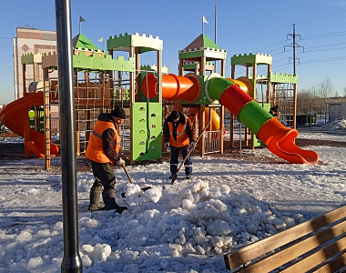 Сотрудники муниципальных предприятий г.о. Саранск продолжают уборку города ручным и механизированным способами от наледи и снежных масс