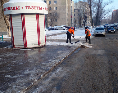  В Саранске продолжаются уборка дорог и тротуаров от снега и обработка противогололедными материалами