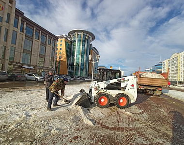 В Саранске коммунальными службами продолжаются работы по уборке городских дорог и тротуаров от снежных масс и наледи